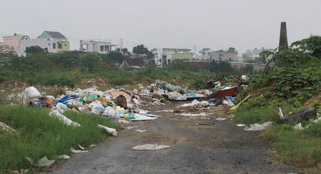 Đà[-]Nẵng:[-]Dân[-]kêu[-]trời[-]vì[-]rác[-]thải[-]chất[-]đống[-]dưới[-]chân[-]cầu[-]vượt